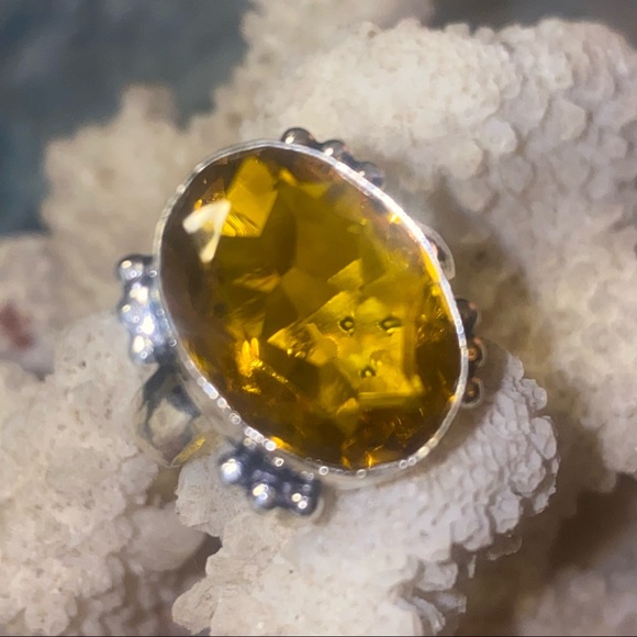 Yellow Citrine faceted cut stone set in a 925 ss ring setting - Picture 6 of 9